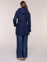 Campera larga de color azul marino con diseño capitoneado geométrico, capucha desmontable y cierre frontal completo. Cuenta con bolsillos laterales con cierre y ajuste en la cintura.