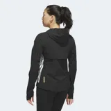 Campera rompevientos Adidas de running, color negro con las clásicas tres tiras blancas en los costados y logo reflectante. Cuenta con cierre frontal, capucha con cordón ajustable, bolsillo en el pecho y diseño entallado con puños con ojal para el pulgar.