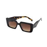 Lentes de sol con armazón rectangular de frente negro y patillas con estampado carey. Cuentan con cristales degradados en tono marrón y detalle de logo metálico en las patillas.
