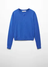 Cardigan de punto fino color azul eléctrico, con cuello redondo, manga larga y cierre frontal con botones. Presenta terminaciones en canalé y un diseño recto.