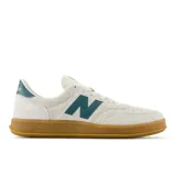 Championes New Balance modelo CT500, color crema con detalles en verde azulado y suela color caramelo.