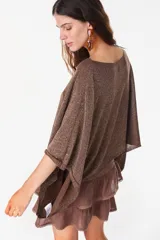 Blusa tejida marrón con hilo brillante Lurex, de corte holgado, mangas amplias y escote bote.
