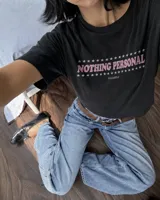 Remera de manga corta negra con diseño gráfico en la espalda que muestra dos gatos animados con cuchillos y el texto 'Kaboa Industries'.