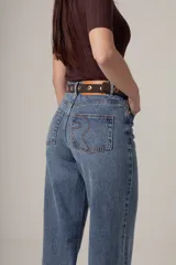Jean de denim 100% algodón con corte wide leg y tiro alto, de color azul clásico.