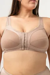 Soutien reductor color piel, reforzado y sin aro, con breteles anchos regulables, prendido delantero y espalda con bandas cruzadas correctoras de postura.