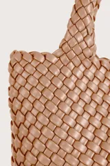 Bolso pequeño de mano con diseño trenzado en color tostado, con estructura rectangular y asas cortas integradas.