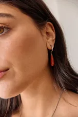 Aros colgantes de acero quirúrgico plateado con dije de piedra natural rosa en forma de lágrima.