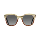 Lentes de sol Indie modelo Vixie con montura combinada de madera clara y marrón, lentes grises degradé y patillas negras.