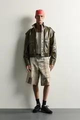 Bermuda de jean baggy fit con efecto lavado y estampado fotográfico abstracto de edificios y arquitectura. Cuenta con diseño clásico de cinco bolsillos y cierre frontal con cremallera y botón.