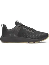 Championes deportivos Under Armour modelo Charged Engage 2, color negro con suela de goma en tono tostado. Presentan parte superior textil transpirable con estampado 3D, cordones negros y el logo de la marca en el lateral del talón.