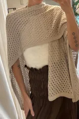 Ruana de tejido artesanal en punto calado, con diseño ligero y versátil.