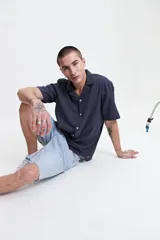 Camisa blanca de manga corta con textura, fit regular y logo bordado.