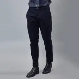 Pantalón de gabardina color azul marino, de corte ajustado y tiro medio, con bolsillos laterales y traseros.