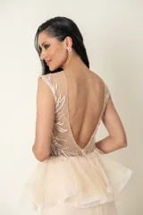 Vestido largo de fiesta color champagne, con corset de tul bordado con transparencias y falda de plumeti con cola.