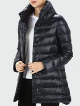 Campera puffer Herno modelo Amelia, color azul marino, de nylon rellena de plumas, con cuello alto y cierre con botones a presión.