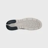 Zapato casual Hush Puppies modelo Fontier, confeccionado en cuero azul marino con detalles en color suela en el talón y lengüeta. Presenta suela de EVA con tecnología Duo-Balance para mayor ligereza y estabilidad, y cierre mediante cordones bicolores.