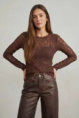 Remera de encaje color marrón, de corte ajustado al cuerpo y manga larga, con cuello redondo.