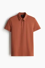 Remera polo de manga corta confeccionada en punto de algodón liviano. Presenta cuello clásico, tapeta con botones y bajo recto, con un corte ajustado que realza la silueta.