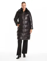 Campera puffer larga de acabado satinado en color beige. Presenta un diseño capitoneado horizontal, cuello amplio revestido en piel sintética, cierre frontal bidireccional y bolsillos laterales con cremallera.
