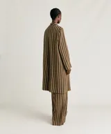 Saco largo de lino y viscosa a rayas verticales color verde y rosa, con cuello chal, cierre con lazo y bolsillos laterales.