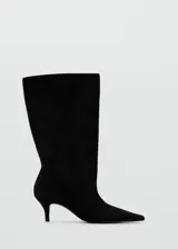 Botas de caña media en color negro, confeccionadas en piel bovina, con punta fina y taco aguja bajo.