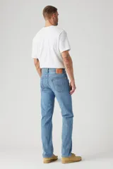 Pantalón de jean de hombre, corte recto, color celeste claro, con bolsillos delanteros y traseros.