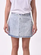 Minifalda de denim en color celeste con efecto acid wash y costuras pespunteadas en contraste.