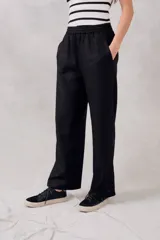 Pantalón negro de lino y viscosa, de tiro medio y corte recto, con cintura elástica.