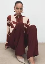 Camisa de viscosa fluida con estampado geométrico en tonos marrón y beige, cuello camisero, manga larga y cierre frontal con botones.