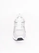 Zapatillas deportivas de estilo urbano, color blanco con detalles en plateado, confeccionadas en malla y material sintético, con suela de goma.