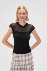 Remera de punto al cuerpo con diseño calado en la parte superior y cuello redondo, de manga corta.