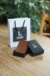 Billetera compacta Liguria modelo Vernazza, color camel, con tarjetero de aluminio integrado con tecnología RFID blocking y exterior de cuero sintético.