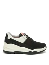 Sneakers Caterpillar modelo Watchful de color negro y blanco, con detalles en tono rosado en la lengüeta y el logotipo de la marca. Confeccionados con capellada de cuero, forro de nylon y suela de goma.