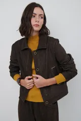 Chaqueta de pana color azul oscuro, con cuello camisero, cierre frontal con botones y bolsillos laterales. Diseño de corte recto y manga larga.