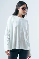 Camiseta de manga larga color marrón, confeccionada en algodón orgánico, con cuello redondo y detalle de letra R bordada en el pecho.