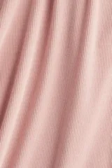 Remera de manga corta, color rosado, con textura de punto acanalado y cuello redondo ribeteado.