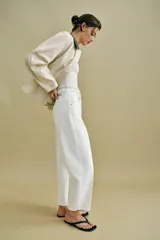 Jeans Z1975 de tiro medio, pernera holgada tipo barrel que se estrecha hacia el tobillo, color blanco, con diseño de cinco bolsillos y raya planchada delantera. Cierre frontal con cremallera y botón metálico.