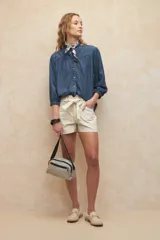 Short verde militar de algodón con cintura alta, lazo decorativo en la cintura y bolsillos laterales.