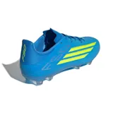 Championes de fútbol Adidas F50 League, color azul brillante con las icónicas tres tiras de la marca en amarillo flúor en los laterales y detalles grises.