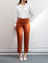 Pantalón de vestir color celeste, de corte recto y largo tobillero. Confeccionado en gabardina elastizada. Marca Zac & Rachel.