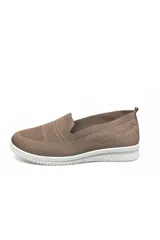 Mocasín de mujer color marrón, confeccionado en tejido textil elástico con diseño texturizado, suela blanca flexible y sin cordones.