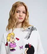 Remera de algodón blanca de corte boxy y manga corta, con cuello redondo y estampa frontal de Mafalda y otros personajes de la historieta.