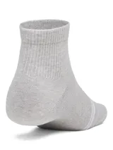Medias deportivas cortas Under Armour de color gris melange, con el logo de la marca y líneas blancas en la parte superior del empeine.