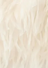 Top de diseño strapless color blanco marfil, con textura de flecos tipo plumas en todo el cuerpo y corte crop.