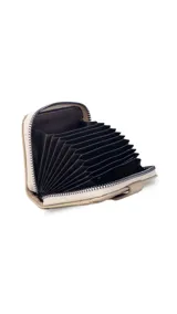 Tarjetero compacto tipo abanico con cierre perimetral y solapa frontal con broche a presión. Cuenta con múltiples ranuras para tarjetas y está confeccionado en material símil cuero con textura granulada.