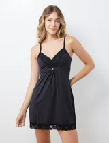 Chemise negra de seda fría, marca Montelle, con breteles finos regulables y apliques de encaje en el escote y el ruedo.