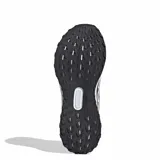 Championes de running Adidas Ultrarun 5, diseñados para terrenos irregulares. Presentan un exterior blanco con refuerzos en gris oscuro, detalles en naranja neón y suela con tecnología Adiwear para mayor agarre. Incluyen mediasuela Bounce 2.0 para amortiguación y elementos reflectantes.