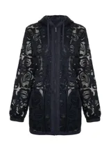 Campera con capucha confeccionada en tejido liso con encaje, con transparencia, corte ajustado, mangas largas con puños elásticos, cintura con cordón para ajustar y cierre de cremallera frontal.