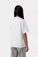 Remera blanca de manga corta y corte holgado, confeccionada en algodón orgánico. Cuenta con un estampado gráfico en el pecho que simula dijes y cadenas colgantes.