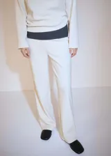 Pantalon de corte recto confeccionado en tejido de pana, con cintura elástica.